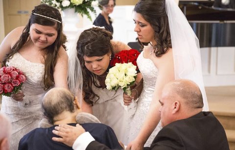 Мать умерла спустя 12 часов после свадьбы трех своих дочерей