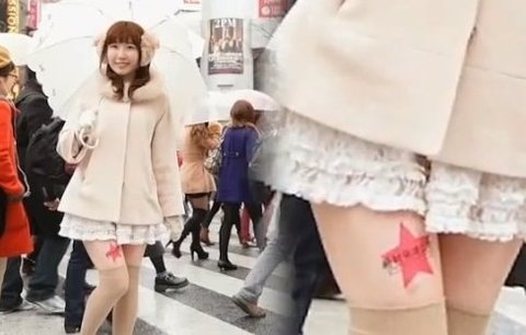Японские женщины клеят логотипы на бедра